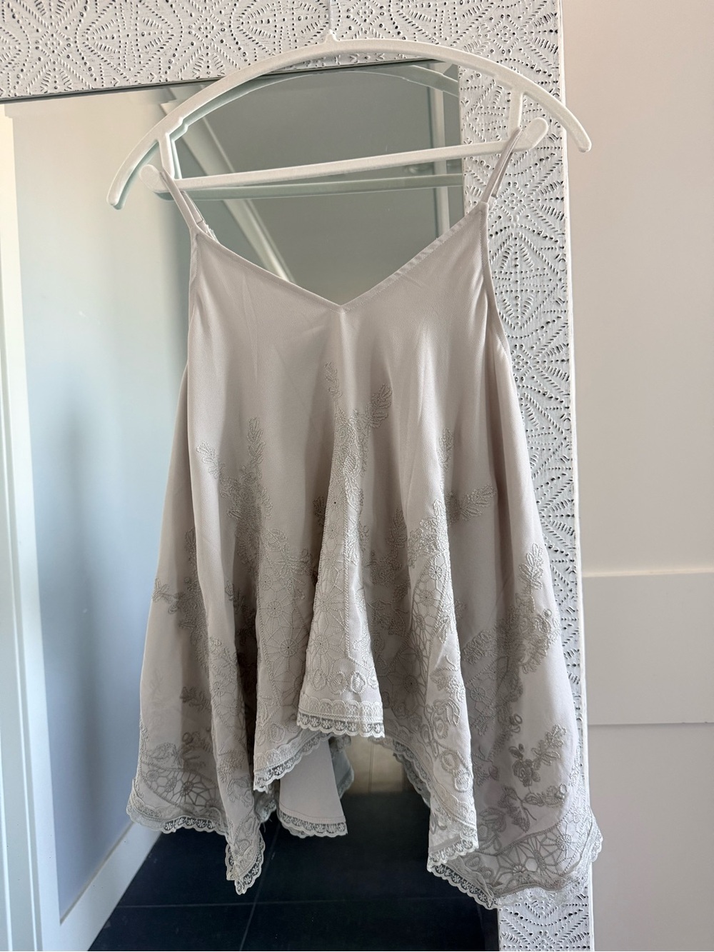 Tendency Embroidered Slip top in Light Gray